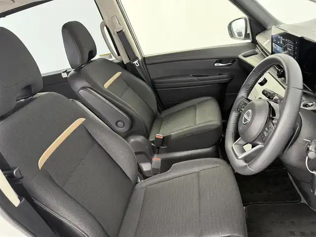 日産 セレナ ハイウェイスター V 愛知県 2023(令5)年 5.8万km プリズムホワイト 純正ナビ/（BT/スマホ連動/フルセグ）/HDMI/置くだけ充電/全方位カメラ/ETC2.0/前後ドラレコ/追従クルーズコントロール/デジタルインナーミラー/コーナーセンサー/プロパイロット/両側パワースライドドア/後席オートエアコン/パドルシフト/ヘッドアップディスプレイ