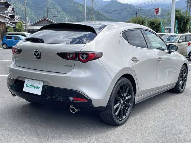 マツダ マツダ３ファストバック 20S レトロスポーツED 愛媛県 2023(令5)年 1.9万km プラチナクォーツメタリック BOSEスピーカー/専用レガーヌ革シート/アラウンドビューモニター/MOPナビ/Bluetooth/フルセグTV/スマホ連携/HDMI/ETC/パワーシート/メモリシート/前席シートヒーター/ステアリングヒーター/革巻きステアリング/ステアリングリモコン/レーダークルーズコントロール/レーンキープアシストシステム/リヤクロストラフィックアラート/前後コーナーセンサー/LEDヘッドライト/オートライト/オートマチックハイビーム/フォグランプ/置くだけ充電/純正18インチアルミホイール/純正フロアマット/スマートキー/プッシュスタート