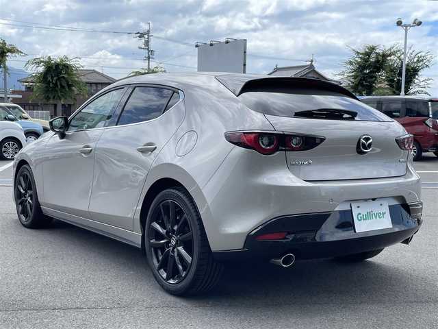マツダ マツダ３ファストバック 20S レトロスポーツED 愛媛県 2023(令5)年 1.9万km プラチナクォーツメタリック BOSEスピーカー/専用レガーヌ革シート/アラウンドビューモニター/MOPナビ/Bluetooth/フルセグTV/スマホ連携/HDMI/ETC/パワーシート/メモリシート/前席シートヒーター/ステアリングヒーター/革巻きステアリング/ステアリングリモコン/レーダークルーズコントロール/レーンキープアシストシステム/リヤクロストラフィックアラート/前後コーナーセンサー/LEDヘッドライト/オートライト/オートマチックハイビーム/フォグランプ/置くだけ充電/純正18インチアルミホイール/純正フロアマット/スマートキー/プッシュスタート