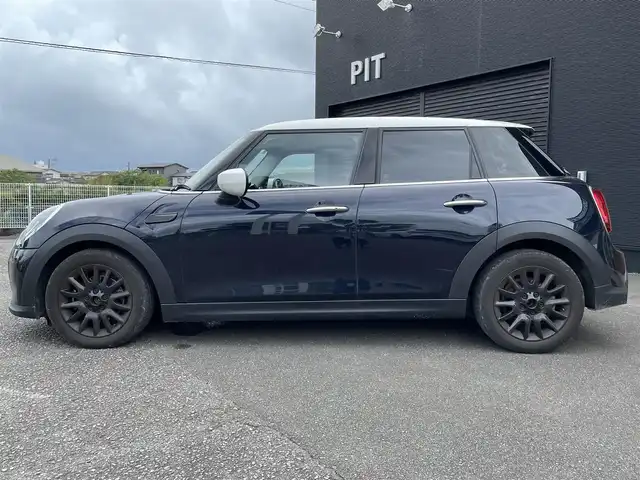 ＭＩＮＩ ミニ クーパー D 宮崎県 2022(令4)年 5.3万km MINI Yoursエニグマティックブラック 純正HDDナビ/・Bluetooth/・USB/・AM FM/バックカメラ/・リアコーナーセンサー /ハーフレザーシート/アイドリングストップ/クルーズコントロール/プッシュスタート/ETC/LEDヘッドライト/・オートライト/ドライブレコーダー/社外CABANA製フロアマット