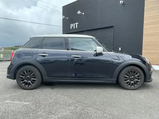 ＭＩＮＩ ミニ クーパー D 宮崎県 2022(令4)年 5.3万km MINI Yoursエニグマティックブラック 純正HDDナビ/・Bluetooth/・USB/・AM FM/バックカメラ/・リアコーナーセンサー /ハーフレザーシート/アイドリングストップ/クルーズコントロール/プッシュスタート/ETC/LEDヘッドライト/・オートライト/ドライブレコーダー/社外CABANA製フロアマット