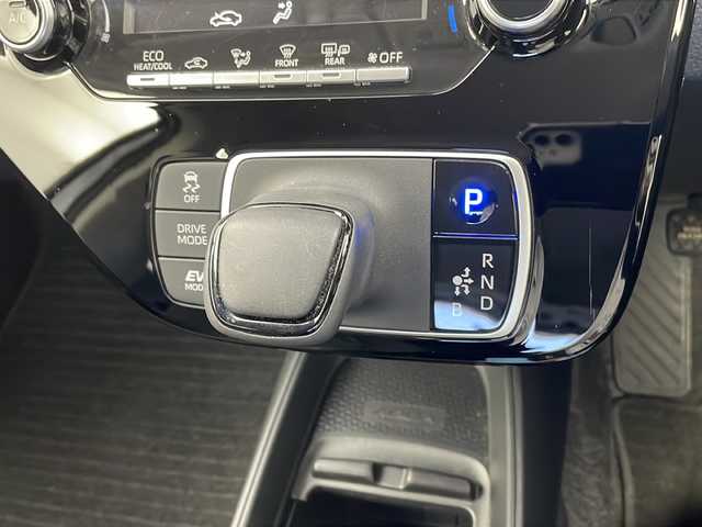 トヨタ アクア X 栃木県 2022(令4)年 5.5万km プラチナホワイトパールマイカ 純正ディスプレイオーディオ/ 【Bluetooth/USB/Miracast/AM/FM】/トヨタセーフティセンス/・プリクラッシュセーフティ/・レーダークルーズコントロール/・レーンキープアシスト/・オートマチックハイビーム/LEDヘッドライト/ヘッドライトレベライザー/ETC/ステアリングスイッチ/電動格納ミラー/純正フロアマット/スマートキー×2本/サイド+カーテンエアバッグ