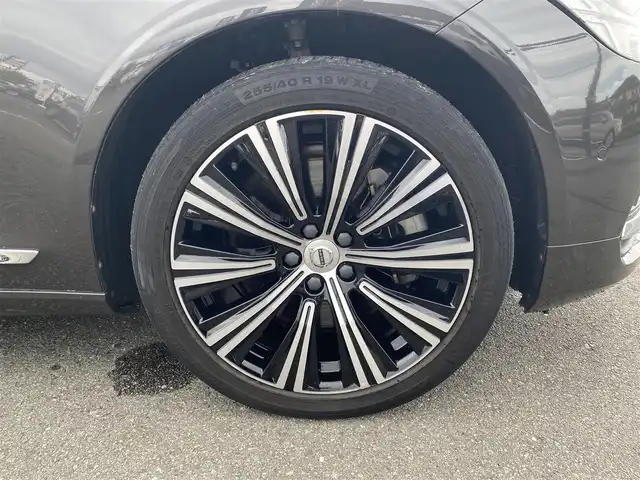 ボルボ Ｖ９０ B6 AWD インスクリプション 福岡県 2021(令3)年 2.2万km ガンＭ ・サンルーフ/・アダプティブクルーズコントロール/・純正ナビ/BT/USB/carplay/・全方位カメラ/・白革シート/シートヒーター/・フルセグ/・ETC/・純正19AW/・ステアリングヒーター/・自動駐車システム