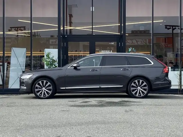 ボルボ Ｖ９０ B6 AWD インスクリプション 福岡県 2021(令3)年 2.2万km ガンＭ ・サンルーフ/・アダプティブクルーズコントロール/・純正ナビ/BT/USB/carplay/・全方位カメラ/・白革シート/シートヒーター/・フルセグ/・ETC/・純正19AW/・ステアリングヒーター/・自動駐車システム
