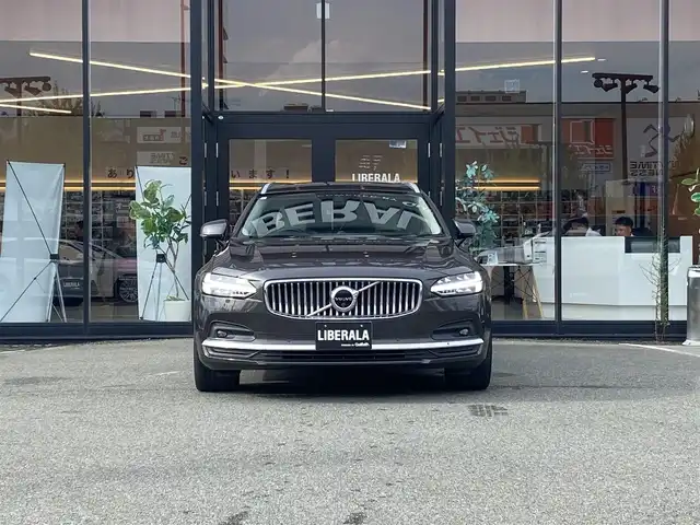 ボルボ Ｖ９０ B6 AWD インスクリプション 福岡県 2021(令3)年 2.2万km ガンＭ ・サンルーフ/・アダプティブクルーズコントロール/・純正ナビ/BT/USB/carplay/・全方位カメラ/・白革シート/シートヒーター/・フルセグ/・ETC/・純正19AW/・ステアリングヒーター/・自動駐車システム