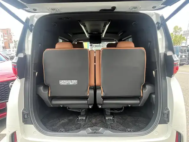トヨタ ヴェルファイア ハイブリット Z プレミア 愛媛県 2023(令5)年 0.9万km プラチナホワイトパールマイカ 登録時走行距離：9038Km/メーカーオプション純正14インチHDナビ/AM/FM/フルセグTV/Bluetooth/ビルトインＥＴＣ2.0/後席モニター/全周囲カメラ/前後ドライブレコーダー/両側パワスラ/電動リアゲート/ワイヤレス充電/パドルシフト/追従クルコン/革シート/デジタルミラー/横滑り防止装置/パーキングアシスト/LEDヘッドライト/オートライト/オートハイビーム/フォグランプ/エンジンスタートボタン/スマートキー/純正アルミホイール/純正フロアマット/シートーヒーター/エアシート/シートメモリ