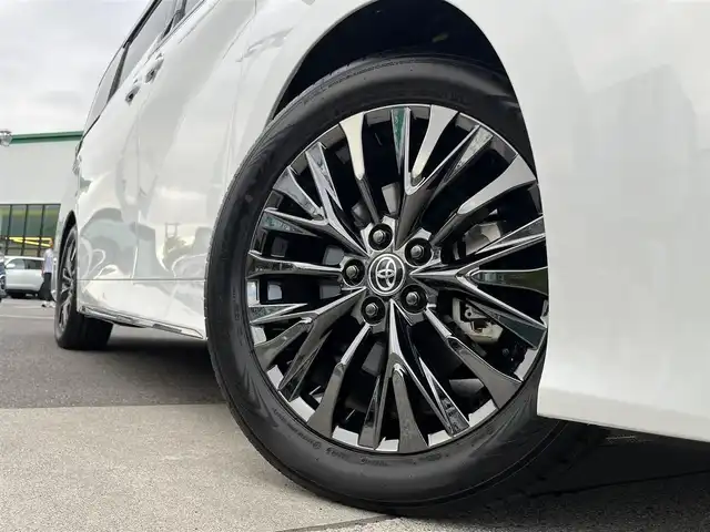 トヨタ ヴェルファイア ハイブリット Z プレミア 愛媛県 2023(令5)年 0.9万km プラチナホワイトパールマイカ 登録時走行距離：9038Km/メーカーオプション純正14インチHDナビ/AM/FM/フルセグTV/Bluetooth/ビルトインＥＴＣ2.0/後席モニター/全周囲カメラ/前後ドライブレコーダー/両側パワスラ/電動リアゲート/ワイヤレス充電/パドルシフト/追従クルコン/革シート/デジタルミラー/横滑り防止装置/パーキングアシスト/LEDヘッドライト/オートライト/オートハイビーム/フォグランプ/エンジンスタートボタン/スマートキー/純正アルミホイール/純正フロアマット/シートーヒーター/エアシート/シートメモリ