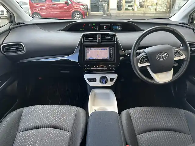 トヨタ プリウス A 大分県 2017(平29)年 5.2万km シルバーM ワンオーナー/プッシュスタート/純正SDナビ(FM/AM/CD/DVD/BT/TV)/ドライブモードセレクト/クルーズコントロール/シンプルインテリジェントパーキングアシスト/ビルトインETC/ドアバイザー/純正フロアマット/純正15インチAW/オートライト/オートマチックハイビーム/ABS/VSC/LDA/BSM/HUD/車両接近通報/前後コーナーセンサー/スマートキー/スペアキー/ISOFIX/SRSダブル・サイドエアバッグ/SRSカーテンエアバッグ/取扱説明書/ナビ取扱説明書/保証書