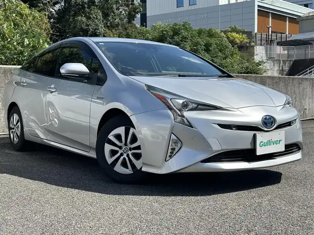 トヨタ プリウス A 大分県 2017(平29)年 5.2万km シルバーM ワンオーナー/プッシュスタート/純正SDナビ(FM/AM/CD/DVD/BT/TV)/ドライブモードセレクト/クルーズコントロール/シンプルインテリジェントパーキングアシスト/ビルトインETC/ドアバイザー/純正フロアマット/純正15インチAW/オートライト/オートマチックハイビーム/ABS/VSC/LDA/BSM/HUD/車両接近通報/前後コーナーセンサー/スマートキー/スペアキー/ISOFIX/SRSダブル・サイドエアバッグ/SRSカーテンエアバッグ/取扱説明書/ナビ取扱説明書/保証書