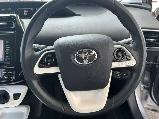 トヨタ プリウス A 大分県 2017(平29)年 5.2万km シルバーM ワンオーナー/プッシュスタート/純正SDナビ(FM/AM/CD/DVD/BT/TV)/ドライブモードセレクト/クルーズコントロール/シンプルインテリジェントパーキングアシスト/ビルトインETC/ドアバイザー/純正フロアマット/純正15インチAW/オートライト/オートマチックハイビーム/ABS/VSC/LDA/BSM/HUD/車両接近通報/前後コーナーセンサー/スマートキー/スペアキー/ISOFIX/SRSダブル・サイドエアバッグ/SRSカーテンエアバッグ/取扱説明書/ナビ取扱説明書/保証書