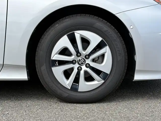 トヨタ プリウス A 大分県 2017(平29)年 5.2万km シルバーM ワンオーナー/プッシュスタート/純正SDナビ(FM/AM/CD/DVD/BT/TV)/ドライブモードセレクト/クルーズコントロール/シンプルインテリジェントパーキングアシスト/ビルトインETC/ドアバイザー/純正フロアマット/純正15インチAW/オートライト/オートマチックハイビーム/ABS/VSC/LDA/BSM/HUD/車両接近通報/前後コーナーセンサー/スマートキー/スペアキー/ISOFIX/SRSダブル・サイドエアバッグ/SRSカーテンエアバッグ/取扱説明書/ナビ取扱説明書/保証書