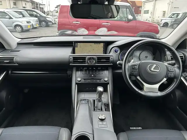 レクサス ＩＳ 300h 茨城県 2017(平29)年 5.5万km グラファイトブラックガラスフレーク 後期型純正9型ナビ/ビルトインETC2.0 /レーダー付きクルーズコントロール /三眼LEDヘッドライト /オートライト /オートマチックハイビーム/パーキングアシスト/パワーシート /ハーフレザーシート/シートヒーター/横滑り防止装置/レーン逸脱警報/衝突軽減システム/純正17インチアルミホイール/純正フロアマット/コーナーセンサー