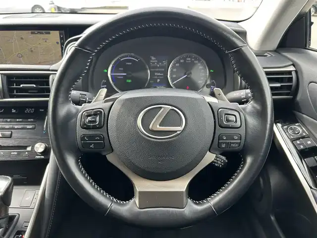 レクサス ＩＳ 300h 茨城県 2017(平29)年 5.5万km グラファイトブラックガラスフレーク 後期型純正9型ナビ/ビルトインETC2.0 /レーダー付きクルーズコントロール /三眼LEDヘッドライト /オートライト /オートマチックハイビーム/パーキングアシスト/パワーシート /ハーフレザーシート/シートヒーター/横滑り防止装置/レーン逸脱警報/衝突軽減システム/純正17インチアルミホイール/純正フロアマット/コーナーセンサー
