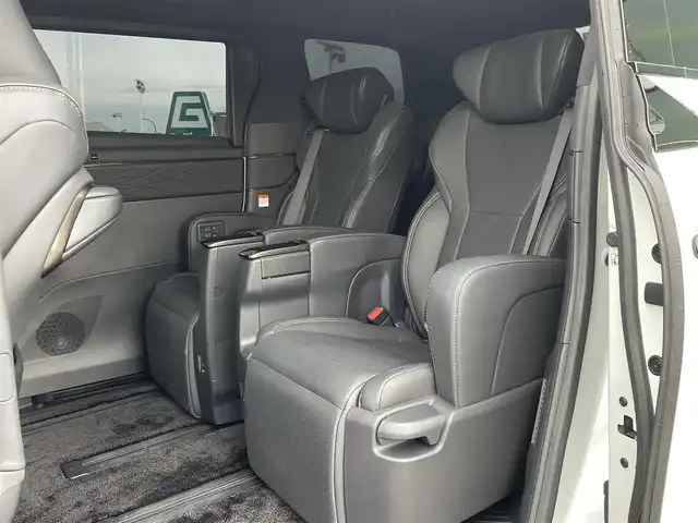 トヨタ アルファードハイブリット Z 東京都 2024(令6)年 1.4万km プラチナホワイトパールマイカ モデリスタフルエアロ〔REGAL DIGNITY STYLE〕/モデリスタシグネチャーイルミブレード/左右独立ムーンルーフ/ユニバーサルステップ/純正14型ディスプレイオーディオ/　・ナビ/フルセグTV/純正フリップダウンモニター/パノラミックビューモニター/アドバンストパーク/トヨタセーフティセンス/レーダークルーズコントロール/オートマチックハイビーム/クリアランスソナー/BSM/両側パワースライドドア/ワイヤレス充電/AC100V/ビルトインETC2.0/エグゼクティブパワーシート/シートヒーター/ベンチレーション/ステアリングヒーター/純正18インチAW〔ブラック塗装〕/3眼LEDヘッドライト/スマートキー/純正フロアマット/プッシュスタート/スマートキー