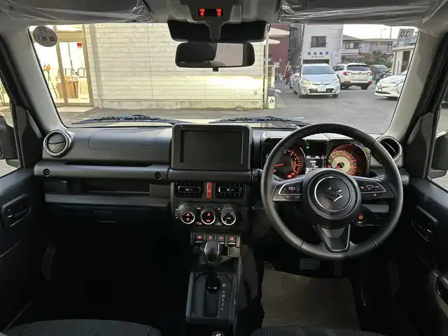 スズキ ジムニー ノマド FC 大分県 2025(令7)年 0.1千km 黒 ・ワンオーナー/・プッシュエンジンスタート/・誤発進抑制機能/・後退時ブレーキサポート/・後方誤発進抑制機能/・車線逸脱警報機能/・ふらつき警報機能/・プリクラッシュセーフティシステム/・横滑り制御システム/・ハイビームアシスト/・先行車発進お知らせ機能/・アダプティブクルーズコントロール/・標識認識機能/・ヘッドランプウォッシャー/・ヒーテッドドアミラー/・ステアリングスイッチ/・シートヒーター　運転席/助手席/・ダウンヒルアシスト/・レベライザー/・ウィンカーミラー/・革巻ステアリング/・背面タイヤ/・純正15インチアルミホイル/・ガンメタリック塗装フロントグリル/・LEDランプ/・フォグランプ/・純正フロアマット/・保証書/・取扱説明書/・スペアキー１本/・カラーコード　WB３