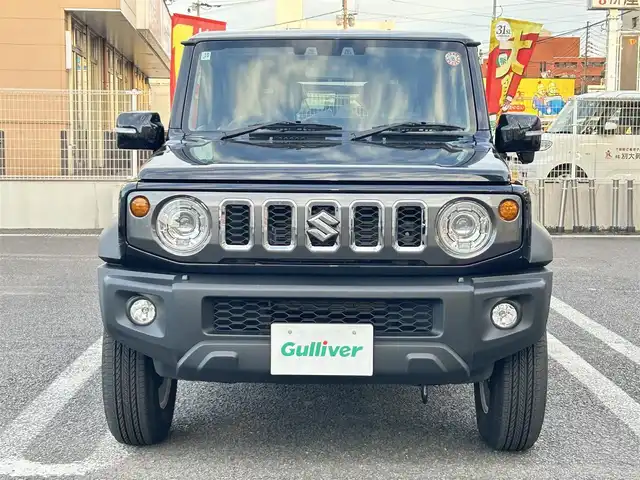 スズキ ジムニー ノマド FC 大分県 2025(令7)年 0.1千km 黒 ・ワンオーナー/・プッシュエンジンスタート/・誤発進抑制機能/・後退時ブレーキサポート/・後方誤発進抑制機能/・車線逸脱警報機能/・ふらつき警報機能/・プリクラッシュセーフティシステム/・横滑り制御システム/・ハイビームアシスト/・先行車発進お知らせ機能/・アダプティブクルーズコントロール/・標識認識機能/・ヘッドランプウォッシャー/・ヒーテッドドアミラー/・ステアリングスイッチ/・シートヒーター　運転席/助手席/・ダウンヒルアシスト/・レベライザー/・ウィンカーミラー/・革巻ステアリング/・背面タイヤ/・純正15インチアルミホイル/・ガンメタリック塗装フロントグリル/・LEDランプ/・フォグランプ/・純正フロアマット/・保証書/・取扱説明書/・スペアキー１本/・カラーコード　WB３