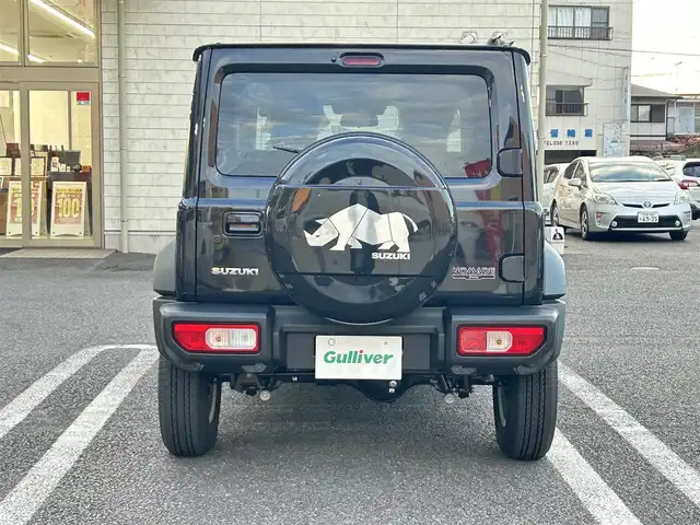 スズキ ジムニー ノマド FC 大分県 2025(令7)年 0.1千km 黒 ・ワンオーナー/・プッシュエンジンスタート/・誤発進抑制機能/・後退時ブレーキサポート/・後方誤発進抑制機能/・車線逸脱警報機能/・ふらつき警報機能/・プリクラッシュセーフティシステム/・横滑り制御システム/・ハイビームアシスト/・先行車発進お知らせ機能/・アダプティブクルーズコントロール/・標識認識機能/・ヘッドランプウォッシャー/・ヒーテッドドアミラー/・ステアリングスイッチ/・シートヒーター　運転席/助手席/・ダウンヒルアシスト/・レベライザー/・ウィンカーミラー/・革巻ステアリング/・背面タイヤ/・純正15インチアルミホイル/・ガンメタリック塗装フロントグリル/・LEDランプ/・フォグランプ/・純正フロアマット/・保証書/・取扱説明書/・スペアキー１本/・カラーコード　WB３