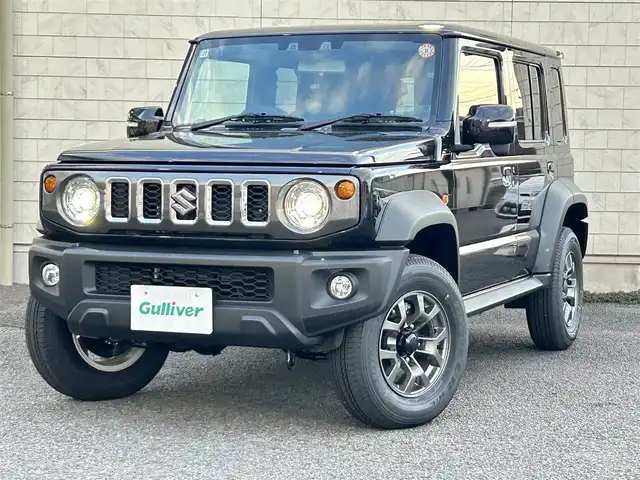 スズキ ジムニー ノマド FC 大分県 2025(令7)年 0.1千km 黒 ・ワンオーナー/・プッシュエンジンスタート/・誤発進抑制機能/・後退時ブレーキサポート/・後方誤発進抑制機能/・車線逸脱警報機能/・ふらつき警報機能/・プリクラッシュセーフティシステム/・横滑り制御システム/・ハイビームアシスト/・先行車発進お知らせ機能/・アダプティブクルーズコントロール/・標識認識機能/・ヘッドランプウォッシャー/・ヒーテッドドアミラー/・ステアリングスイッチ/・シートヒーター　運転席/助手席/・ダウンヒルアシスト/・レベライザー/・ウィンカーミラー/・革巻ステアリング/・背面タイヤ/・純正15インチアルミホイル/・ガンメタリック塗装フロントグリル/・LEDランプ/・フォグランプ/・純正フロアマット/・保証書/・取扱説明書/・スペアキー１本/・カラーコード　WB３