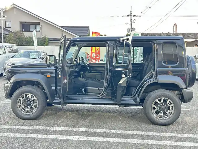 スズキ ジムニー ノマド FC 大分県 2025(令7)年 0.1千km 黒 ・ワンオーナー/・プッシュエンジンスタート/・誤発進抑制機能/・後退時ブレーキサポート/・後方誤発進抑制機能/・車線逸脱警報機能/・ふらつき警報機能/・プリクラッシュセーフティシステム/・横滑り制御システム/・ハイビームアシスト/・先行車発進お知らせ機能/・アダプティブクルーズコントロール/・標識認識機能/・ヘッドランプウォッシャー/・ヒーテッドドアミラー/・ステアリングスイッチ/・シートヒーター　運転席/助手席/・ダウンヒルアシスト/・レベライザー/・ウィンカーミラー/・革巻ステアリング/・背面タイヤ/・純正15インチアルミホイル/・ガンメタリック塗装フロントグリル/・LEDランプ/・フォグランプ/・純正フロアマット/・保証書/・取扱説明書/・スペアキー１本/・カラーコード　WB３
