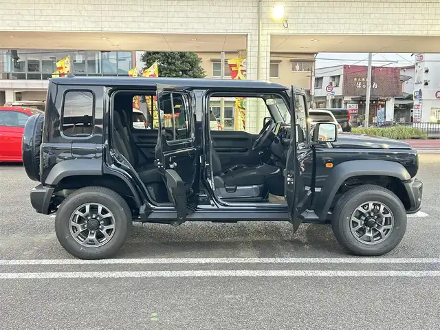 スズキ ジムニー ノマド FC 大分県 2025(令7)年 0.1千km 黒 ・ワンオーナー/・プッシュエンジンスタート/・誤発進抑制機能/・後退時ブレーキサポート/・後方誤発進抑制機能/・車線逸脱警報機能/・ふらつき警報機能/・プリクラッシュセーフティシステム/・横滑り制御システム/・ハイビームアシスト/・先行車発進お知らせ機能/・アダプティブクルーズコントロール/・標識認識機能/・ヘッドランプウォッシャー/・ヒーテッドドアミラー/・ステアリングスイッチ/・シートヒーター　運転席/助手席/・ダウンヒルアシスト/・レベライザー/・ウィンカーミラー/・革巻ステアリング/・背面タイヤ/・純正15インチアルミホイル/・ガンメタリック塗装フロントグリル/・LEDランプ/・フォグランプ/・純正フロアマット/・保証書/・取扱説明書/・スペアキー１本/・カラーコード　WB３