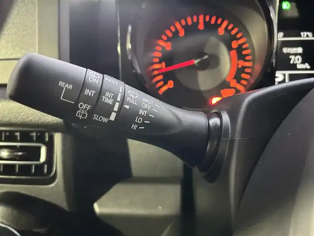 スズキ ジムニー ノマド FC 大分県 2025(令7)年 0.1千km 黒 ・ワンオーナー/・プッシュエンジンスタート/・誤発進抑制機能/・後退時ブレーキサポート/・後方誤発進抑制機能/・車線逸脱警報機能/・ふらつき警報機能/・プリクラッシュセーフティシステム/・横滑り制御システム/・ハイビームアシスト/・先行車発進お知らせ機能/・アダプティブクルーズコントロール/・標識認識機能/・ヘッドランプウォッシャー/・ヒーテッドドアミラー/・ステアリングスイッチ/・シートヒーター　運転席/助手席/・ダウンヒルアシスト/・レベライザー/・ウィンカーミラー/・革巻ステアリング/・背面タイヤ/・純正15インチアルミホイル/・ガンメタリック塗装フロントグリル/・LEDランプ/・フォグランプ/・純正フロアマット/・保証書/・取扱説明書/・スペアキー１本/・カラーコード　WB３