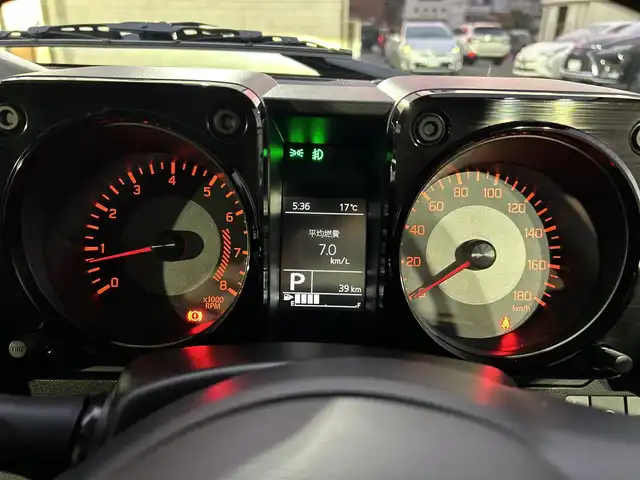 スズキ ジムニー ノマド FC 大分県 2025(令7)年 0.1千km 黒 ・ワンオーナー/・プッシュエンジンスタート/・誤発進抑制機能/・後退時ブレーキサポート/・後方誤発進抑制機能/・車線逸脱警報機能/・ふらつき警報機能/・プリクラッシュセーフティシステム/・横滑り制御システム/・ハイビームアシスト/・先行車発進お知らせ機能/・アダプティブクルーズコントロール/・標識認識機能/・ヘッドランプウォッシャー/・ヒーテッドドアミラー/・ステアリングスイッチ/・シートヒーター　運転席/助手席/・ダウンヒルアシスト/・レベライザー/・ウィンカーミラー/・革巻ステアリング/・背面タイヤ/・純正15インチアルミホイル/・ガンメタリック塗装フロントグリル/・LEDランプ/・フォグランプ/・純正フロアマット/・保証書/・取扱説明書/・スペアキー１本/・カラーコード　WB３