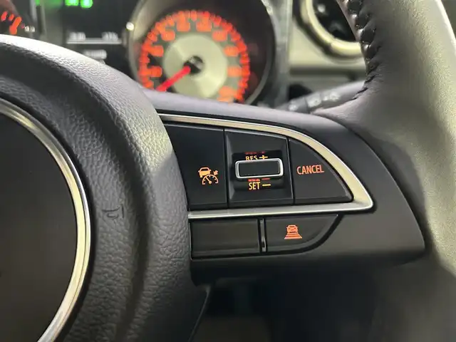 スズキ ジムニー ノマド FC 大分県 2025(令7)年 0.1千km 黒 ・ワンオーナー/・プッシュエンジンスタート/・誤発進抑制機能/・後退時ブレーキサポート/・後方誤発進抑制機能/・車線逸脱警報機能/・ふらつき警報機能/・プリクラッシュセーフティシステム/・横滑り制御システム/・ハイビームアシスト/・先行車発進お知らせ機能/・アダプティブクルーズコントロール/・標識認識機能/・ヘッドランプウォッシャー/・ヒーテッドドアミラー/・ステアリングスイッチ/・シートヒーター　運転席/助手席/・ダウンヒルアシスト/・レベライザー/・ウィンカーミラー/・革巻ステアリング/・背面タイヤ/・純正15インチアルミホイル/・ガンメタリック塗装フロントグリル/・LEDランプ/・フォグランプ/・純正フロアマット/・保証書/・取扱説明書/・スペアキー１本/・カラーコード　WB３