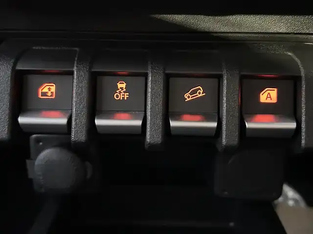 スズキ ジムニー ノマド FC 大分県 2025(令7)年 0.1千km 黒 ・ワンオーナー/・プッシュエンジンスタート/・誤発進抑制機能/・後退時ブレーキサポート/・後方誤発進抑制機能/・車線逸脱警報機能/・ふらつき警報機能/・プリクラッシュセーフティシステム/・横滑り制御システム/・ハイビームアシスト/・先行車発進お知らせ機能/・アダプティブクルーズコントロール/・標識認識機能/・ヘッドランプウォッシャー/・ヒーテッドドアミラー/・ステアリングスイッチ/・シートヒーター　運転席/助手席/・ダウンヒルアシスト/・レベライザー/・ウィンカーミラー/・革巻ステアリング/・背面タイヤ/・純正15インチアルミホイル/・ガンメタリック塗装フロントグリル/・LEDランプ/・フォグランプ/・純正フロアマット/・保証書/・取扱説明書/・スペアキー１本/・カラーコード　WB３