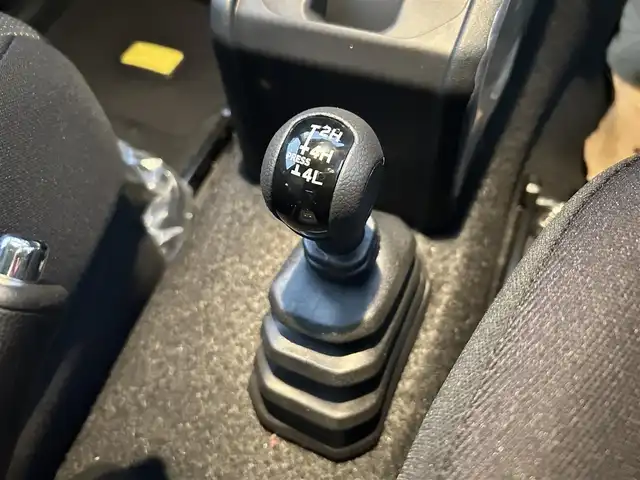 スズキ ジムニー ノマド FC 大分県 2025(令7)年 0.1千km 黒 ・ワンオーナー/・プッシュエンジンスタート/・誤発進抑制機能/・後退時ブレーキサポート/・後方誤発進抑制機能/・車線逸脱警報機能/・ふらつき警報機能/・プリクラッシュセーフティシステム/・横滑り制御システム/・ハイビームアシスト/・先行車発進お知らせ機能/・アダプティブクルーズコントロール/・標識認識機能/・ヘッドランプウォッシャー/・ヒーテッドドアミラー/・ステアリングスイッチ/・シートヒーター　運転席/助手席/・ダウンヒルアシスト/・レベライザー/・ウィンカーミラー/・革巻ステアリング/・背面タイヤ/・純正15インチアルミホイル/・ガンメタリック塗装フロントグリル/・LEDランプ/・フォグランプ/・純正フロアマット/・保証書/・取扱説明書/・スペアキー１本/・カラーコード　WB３