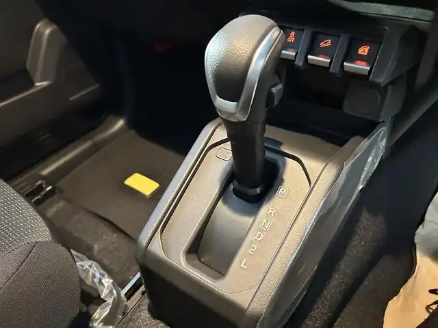 スズキ ジムニー ノマド FC 大分県 2025(令7)年 0.1千km 黒 ・ワンオーナー/・プッシュエンジンスタート/・誤発進抑制機能/・後退時ブレーキサポート/・後方誤発進抑制機能/・車線逸脱警報機能/・ふらつき警報機能/・プリクラッシュセーフティシステム/・横滑り制御システム/・ハイビームアシスト/・先行車発進お知らせ機能/・アダプティブクルーズコントロール/・標識認識機能/・ヘッドランプウォッシャー/・ヒーテッドドアミラー/・ステアリングスイッチ/・シートヒーター　運転席/助手席/・ダウンヒルアシスト/・レベライザー/・ウィンカーミラー/・革巻ステアリング/・背面タイヤ/・純正15インチアルミホイル/・ガンメタリック塗装フロントグリル/・LEDランプ/・フォグランプ/・純正フロアマット/・保証書/・取扱説明書/・スペアキー１本/・カラーコード　WB３