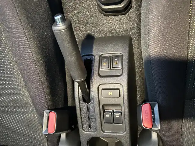 スズキ ジムニー ノマド FC 大分県 2025(令7)年 0.1千km 黒 ・ワンオーナー/・プッシュエンジンスタート/・誤発進抑制機能/・後退時ブレーキサポート/・後方誤発進抑制機能/・車線逸脱警報機能/・ふらつき警報機能/・プリクラッシュセーフティシステム/・横滑り制御システム/・ハイビームアシスト/・先行車発進お知らせ機能/・アダプティブクルーズコントロール/・標識認識機能/・ヘッドランプウォッシャー/・ヒーテッドドアミラー/・ステアリングスイッチ/・シートヒーター　運転席/助手席/・ダウンヒルアシスト/・レベライザー/・ウィンカーミラー/・革巻ステアリング/・背面タイヤ/・純正15インチアルミホイル/・ガンメタリック塗装フロントグリル/・LEDランプ/・フォグランプ/・純正フロアマット/・保証書/・取扱説明書/・スペアキー１本/・カラーコード　WB３