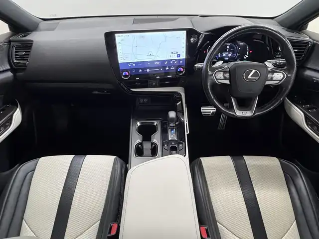 レクサス ＮＸ 350h Fスポーツ 三重県 2022(令4)年 4万km ホワイトノーヴァガラスフレーク Pガソリン・ハイブリッド/FF/MTモード付CVT/14インチナビ/（FM/AM/TV/Bluetooth/USB/iPod/Miracast/CarPlay/AndroidAuto）/パノラミックビューモニター（床下透過表示機能付）*/ETC2.0/LEXUS Safety System＋/・プリクラッシュセーフティ/・緊急時操舵支援＋フロントクロストラフィックアラート＋レーンチェンジアシスト*/・アダプティブハイビーム/・レーントレーシングアシスト/・レーダークルコン/・ロードサインアシスト/・プロアクティブドライビングアシスト/●ブラインドスポットモニター/●安心降車アシスト/●パーキングサポートブレーキ（静止物＋後方接近車両、後方歩行者）/など/装備/・パノラマムーンルーフ*＋ルーフレール/・3眼LEDヘッドランプ*/・寒冷地仕様/・黒×白 Fスポ用シート（本革・ブラック＆リッチクリーム）/・8wayパワーシート（Dメモリー・ランバーサポート付/N）/・シートベンチレーション（D/N）/・ハンズフリーパワーバックドア/・AC100Vコンセント（100W）/・カラーHUD（連動ステアリングスイッチ付）/・左右独立オートエアコン/・スマートキーx2/など/*…OP