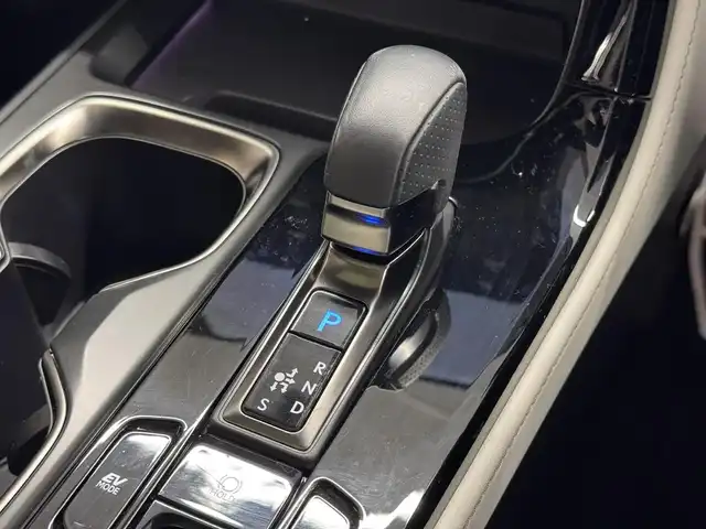 レクサス ＮＸ 350h Fスポーツ 三重県 2022(令4)年 4万km ホワイトノーヴァガラスフレーク Pガソリン・ハイブリッド/FF/MTモード付CVT/14インチナビ/（FM/AM/TV/Bluetooth/USB/iPod/Miracast/CarPlay/AndroidAuto）/パノラミックビューモニター（床下透過表示機能付）*/ETC2.0/LEXUS Safety System＋/・プリクラッシュセーフティ/・緊急時操舵支援＋フロントクロストラフィックアラート＋レーンチェンジアシスト*/・アダプティブハイビーム/・レーントレーシングアシスト/・レーダークルコン/・ロードサインアシスト/・プロアクティブドライビングアシスト/●ブラインドスポットモニター/●安心降車アシスト/●パーキングサポートブレーキ（静止物＋後方接近車両、後方歩行者）/など/装備/・パノラマムーンルーフ*＋ルーフレール/・3眼LEDヘッドランプ*/・寒冷地仕様/・黒×白 Fスポ用シート（本革・ブラック＆リッチクリーム）/・8wayパワーシート（Dメモリー・ランバーサポート付/N）/・シートベンチレーション（D/N）/・ハンズフリーパワーバックドア/・AC100Vコンセント（100W）/・カラーHUD（連動ステアリングスイッチ付）/・左右独立オートエアコン/・スマートキーx2/など/*…OP