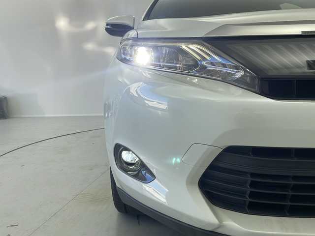 トヨタ ハリアー プレミアム 茨城県 2015(平27)年 8.2万km ホワイトパールクリスタルシャイン メモリナビ　フルセグＴＶ　バックモニター　後席モニター　ＬＥＤヘッドライト　フォグライト　スマートキー　純正１８インチアルミホイール　ハーフレザーシート　ウッドコンビステアリング　横滑り防止装置