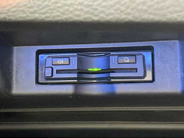 トヨタ ハリアー プレミアム 茨城県 2015(平27)年 8.2万km ホワイトパールクリスタルシャイン メモリナビ　フルセグＴＶ　バックモニター　後席モニター　ＬＥＤヘッドライト　フォグライト　スマートキー　純正１８インチアルミホイール　ハーフレザーシート　ウッドコンビステアリング　横滑り防止装置