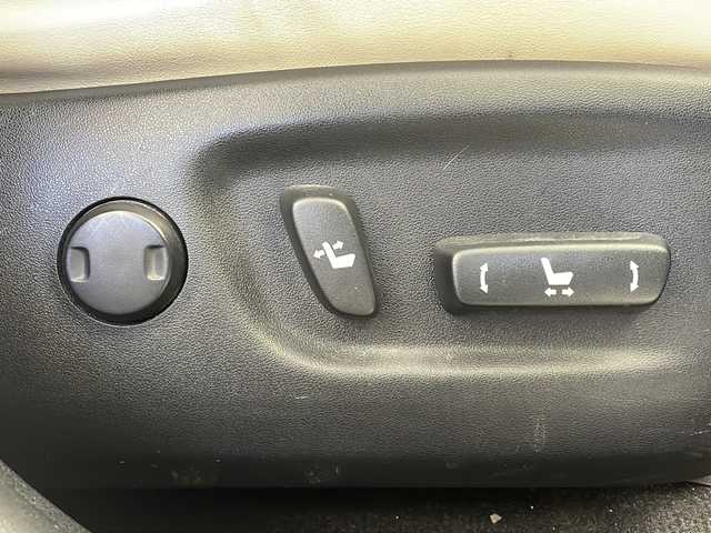 トヨタ ハリアー プレミアム 茨城県 2015(平27)年 8.2万km ホワイトパールクリスタルシャイン メモリナビ　フルセグＴＶ　バックモニター　後席モニター　ＬＥＤヘッドライト　フォグライト　スマートキー　純正１８インチアルミホイール　ハーフレザーシート　ウッドコンビステアリング　横滑り防止装置