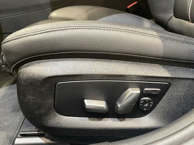 ＢＭＷ ５２３ｄ xDrive Mスピリット 新潟県 2020(令2)年 4万km アルピンホワイトⅢ オプション装備/ハイライン・パッケージ/・ランバー・サポート（運転席&助手席、電動調節式）/・シート・ヒーティング（フロント&リヤ）/・ダコタ・レザー・シート/アドバンス・パッケージ/・コンフォート・アクセス（スマート・オープン機能付）/・オートマチック・トランク・リッド・オペレーション(オープン／クローズ）/・アンビエント・ライト（ドア・パネル、インスツルメント・パネル、フロント・センター・コンソール内）/・アダプティブLEDヘッドライト/・LEDスモール・ライト・リング/・LEDフロント・サイド・マーカー、ハイビーム・アシスタント。光軸自動調整機構付）/・パーキング・アシスト・プラス/・パーキング・アシスト、トップ・ビュー＋3Dビュー、サイド・ビュー・カメラ、リヤ・ビュー・カメラ/・電動フロント・シート/標準装備/ドライビング・アシスト・プラス/・ACC／アクティブ・クルーズ・コントロール/・ステアリング&レーン・コントロール・アシスト/・レーン・ディパーチャー・ウォーニング/・レーン・チェンジ・ウォーニング/BMWヘッドアップ・ディスプレイ/USBオーディオ・インターフェイス/ETC2.0