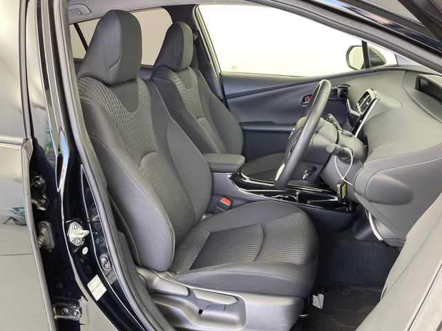 トヨタ プリウス Sセーフティプラス 愛知県 2018(平30)年 1.4万km アティチュードブラックマイカ 純正９インチナビ/・Ｂｌｕｅｔｏｏｔｈ/・フルセグ/・ＤＶＤ　ＣＤ/モデリスタエアロ/バックカメラ/ビルトインＥＴＣ/パーキングアシスト/トヨタセーフティーセンス/追従クルコン/衝突軽減/クリアランスソナー/レーンキープ/オートマチックハイビーム/LEDヘッドライト/ステアリングスイッチ