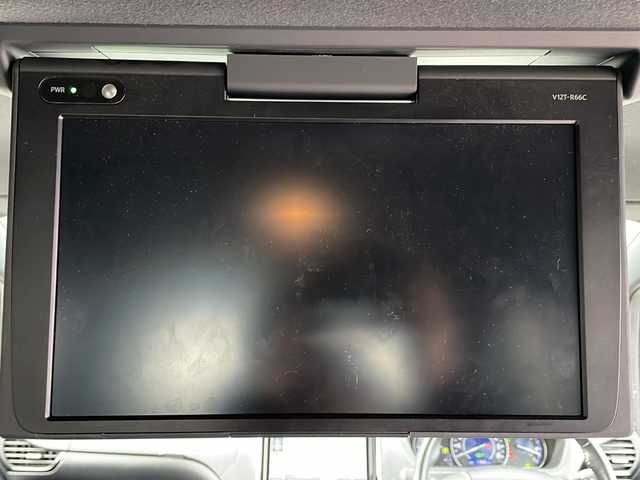 トヨタ ノア ハイブリッド Si 香川県 2018(平30)年 11.6万km ブラッキッシュアゲハガラスフレーク Toyota Safety Sense C/・プリクラッシュセーフティシステム（PCS）/・レーンディパーチャーアラート（LDA）/・オートマチックハイビーム（AHB）/・先行車発進告知機能/純正9型メモリナビ(NSZT-Y66T)/・フルセグTV/・AM/FM/・DVD/CD/・Bluetooth接続/後席モニター（V12T-R66C）/両側パワースライドドア/バックカメラ/パーソナルテーブル/ロールカーテンシェード/純正16インチアルミホイール/純正LEDライト/フロントフォグランプ/横滑り防止機能/レーダークルーズコントロール/前席シートヒーター/前席エアシート/プッシュスタート/スマートキー/ステアリングリモコン/純正フロアマット/ETC/前後ドライブレコーダー/ウィンカーミラー