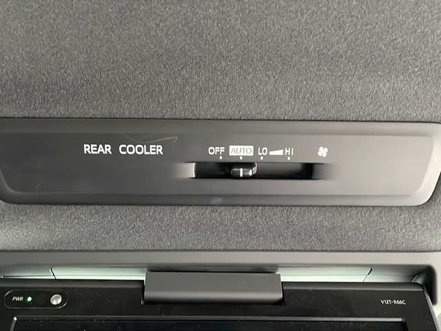 トヨタ ノア ハイブリッド Si 香川県 2018(平30)年 11.6万km ブラッキッシュアゲハガラスフレーク Toyota Safety Sense C/・プリクラッシュセーフティシステム（PCS）/・レーンディパーチャーアラート（LDA）/・オートマチックハイビーム（AHB）/・先行車発進告知機能/純正9型メモリナビ(NSZT-Y66T)/・フルセグTV/・AM/FM/・DVD/CD/・Bluetooth接続/後席モニター（V12T-R66C）/両側パワースライドドア/バックカメラ/パーソナルテーブル/ロールカーテンシェード/純正16インチアルミホイール/純正LEDライト/フロントフォグランプ/横滑り防止機能/レーダークルーズコントロール/前席シートヒーター/前席エアシート/プッシュスタート/スマートキー/ステアリングリモコン/純正フロアマット/ETC/前後ドライブレコーダー/ウィンカーミラー