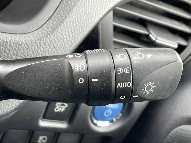 トヨタ ノア ハイブリッド Si 香川県 2018(平30)年 11.6万km ブラッキッシュアゲハガラスフレーク Toyota Safety Sense C/・プリクラッシュセーフティシステム（PCS）/・レーンディパーチャーアラート（LDA）/・オートマチックハイビーム（AHB）/・先行車発進告知機能/純正9型メモリナビ(NSZT-Y66T)/・フルセグTV/・AM/FM/・DVD/CD/・Bluetooth接続/後席モニター（V12T-R66C）/両側パワースライドドア/バックカメラ/パーソナルテーブル/ロールカーテンシェード/純正16インチアルミホイール/純正LEDライト/フロントフォグランプ/横滑り防止機能/レーダークルーズコントロール/前席シートヒーター/前席エアシート/プッシュスタート/スマートキー/ステアリングリモコン/純正フロアマット/ETC/前後ドライブレコーダー/ウィンカーミラー