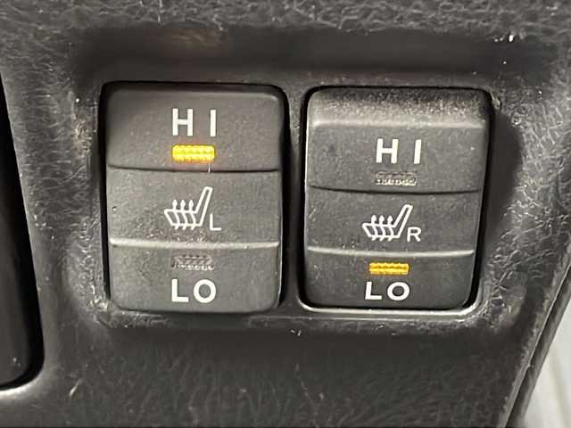 トヨタ ノア ハイブリッド Si 香川県 2018(平30)年 11.6万km ブラッキッシュアゲハガラスフレーク Toyota Safety Sense C/・プリクラッシュセーフティシステム（PCS）/・レーンディパーチャーアラート（LDA）/・オートマチックハイビーム（AHB）/・先行車発進告知機能/純正9型メモリナビ(NSZT-Y66T)/・フルセグTV/・AM/FM/・DVD/CD/・Bluetooth接続/後席モニター（V12T-R66C）/両側パワースライドドア/バックカメラ/パーソナルテーブル/ロールカーテンシェード/純正16インチアルミホイール/純正LEDライト/フロントフォグランプ/横滑り防止機能/レーダークルーズコントロール/前席シートヒーター/前席エアシート/プッシュスタート/スマートキー/ステアリングリモコン/純正フロアマット/ETC/前後ドライブレコーダー/ウィンカーミラー