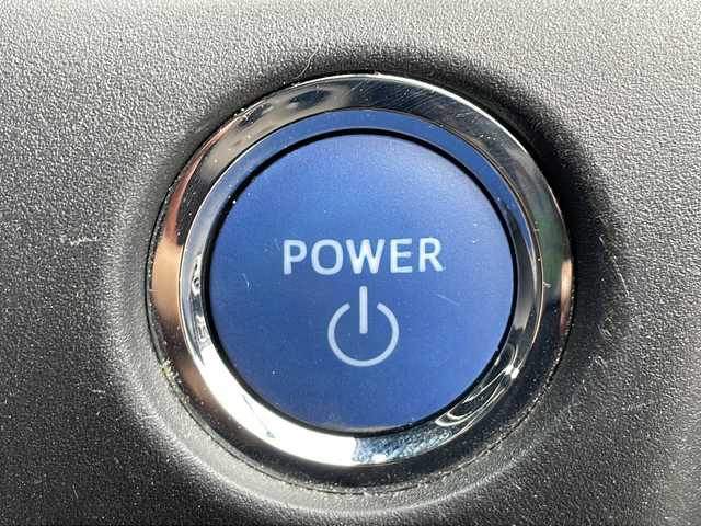 トヨタ ノア ハイブリッド Si 香川県 2018(平30)年 11.6万km ブラッキッシュアゲハガラスフレーク Toyota Safety Sense C/・プリクラッシュセーフティシステム（PCS）/・レーンディパーチャーアラート（LDA）/・オートマチックハイビーム（AHB）/・先行車発進告知機能/純正9型メモリナビ(NSZT-Y66T)/・フルセグTV/・AM/FM/・DVD/CD/・Bluetooth接続/後席モニター（V12T-R66C）/両側パワースライドドア/バックカメラ/パーソナルテーブル/ロールカーテンシェード/純正16インチアルミホイール/純正LEDライト/フロントフォグランプ/横滑り防止機能/レーダークルーズコントロール/前席シートヒーター/前席エアシート/プッシュスタート/スマートキー/ステアリングリモコン/純正フロアマット/ETC/前後ドライブレコーダー/ウィンカーミラー