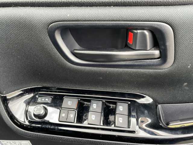 トヨタ ノア ハイブリッド Si 香川県 2018(平30)年 11.6万km ブラッキッシュアゲハガラスフレーク Toyota Safety Sense C/・プリクラッシュセーフティシステム（PCS）/・レーンディパーチャーアラート（LDA）/・オートマチックハイビーム（AHB）/・先行車発進告知機能/純正9型メモリナビ(NSZT-Y66T)/・フルセグTV/・AM/FM/・DVD/CD/・Bluetooth接続/後席モニター（V12T-R66C）/両側パワースライドドア/バックカメラ/パーソナルテーブル/ロールカーテンシェード/純正16インチアルミホイール/純正LEDライト/フロントフォグランプ/横滑り防止機能/レーダークルーズコントロール/前席シートヒーター/前席エアシート/プッシュスタート/スマートキー/ステアリングリモコン/純正フロアマット/ETC/前後ドライブレコーダー/ウィンカーミラー