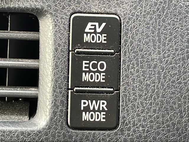 トヨタ ノア ハイブリッド Si 香川県 2018(平30)年 11.6万km ブラッキッシュアゲハガラスフレーク Toyota Safety Sense C/・プリクラッシュセーフティシステム（PCS）/・レーンディパーチャーアラート（LDA）/・オートマチックハイビーム（AHB）/・先行車発進告知機能/純正9型メモリナビ(NSZT-Y66T)/・フルセグTV/・AM/FM/・DVD/CD/・Bluetooth接続/後席モニター（V12T-R66C）/両側パワースライドドア/バックカメラ/パーソナルテーブル/ロールカーテンシェード/純正16インチアルミホイール/純正LEDライト/フロントフォグランプ/横滑り防止機能/レーダークルーズコントロール/前席シートヒーター/前席エアシート/プッシュスタート/スマートキー/ステアリングリモコン/純正フロアマット/ETC/前後ドライブレコーダー/ウィンカーミラー