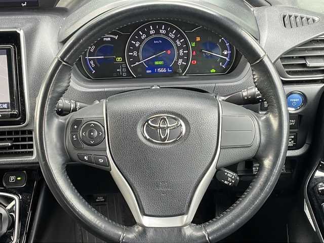 トヨタ ノア ハイブリッド Si 香川県 2018(平30)年 11.6万km ブラッキッシュアゲハガラスフレーク Toyota Safety Sense C/・プリクラッシュセーフティシステム（PCS）/・レーンディパーチャーアラート（LDA）/・オートマチックハイビーム（AHB）/・先行車発進告知機能/純正9型メモリナビ(NSZT-Y66T)/・フルセグTV/・AM/FM/・DVD/CD/・Bluetooth接続/後席モニター（V12T-R66C）/両側パワースライドドア/バックカメラ/パーソナルテーブル/ロールカーテンシェード/純正16インチアルミホイール/純正LEDライト/フロントフォグランプ/横滑り防止機能/レーダークルーズコントロール/前席シートヒーター/前席エアシート/プッシュスタート/スマートキー/ステアリングリモコン/純正フロアマット/ETC/前後ドライブレコーダー/ウィンカーミラー