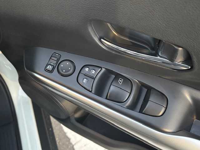 日産 キックス X 宮城県 2021(令3)年 6.7万km ブリリアントホワイトパール 登録時走行距離66451km/純正SDナビ/ワンオーナー/プロパイロット/シートヒーター/アラウンドビューモニター/ドライブレコーダー/ETC/衝突軽減システム/ステアリングヒーター/コーナーセンサー/クリアランスソナー/ヘッドライトイベライザー/ドアバイザー/フォグランプ/純正アルミホイール/社外フロアマット/ウインカーミラー/電動格納ミラー