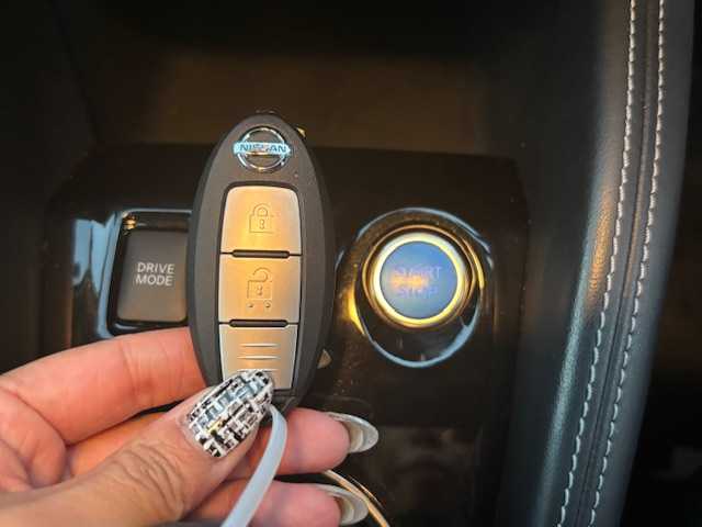 日産 キックス X 宮城県 2021(令3)年 6.7万km ブリリアントホワイトパール 登録時走行距離66451km/純正SDナビ/ワンオーナー/プロパイロット/シートヒーター/アラウンドビューモニター/ドライブレコーダー/ETC/衝突軽減システム/ステアリングヒーター/コーナーセンサー/クリアランスソナー/ヘッドライトイベライザー/ドアバイザー/フォグランプ/純正アルミホイール/社外フロアマット/ウインカーミラー/電動格納ミラー