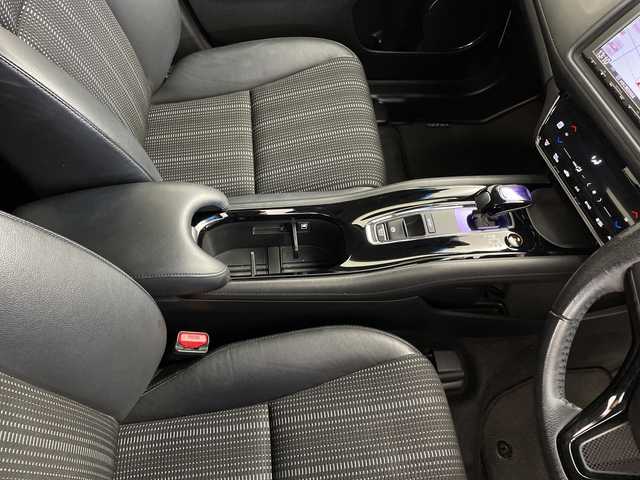 ホンダ ヴェゼル ハイブリッド Z 鹿児島県 2014(平26)年 8.4万km ホワイトオーキッドパール 純正ナビ　/前後ドライブレコーダー　/クルーズコントロール　ハーフレザー　/パドルシフト　/ブレーキホールド　/オートライト　/前席シートヒーター　/チップアップシート　/ＬＥＤヘッドライト　/ＥＴＣ　/ＣＴＢＡ