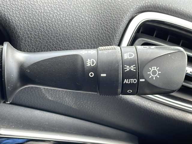 トヨタ プリウス A プレミアム 長野県 2016(平28)年 10.5万km ホワイトパールクリスタルシャイン 純正ナビ/フルセグTV/バックカメラ/横滑り防止装置/コーナーセンサー/レーンキープアシスト/衝突被害軽減システム/BSM/レーダークルーズコントロール/ドライブレコーダー/ETC/パーキングアシスト/革巻きステアリング/レザーシート/パワーシート/シートヒーター/HUD/純正フロアマット/オートライト/ハイビーム/LEDヘッドライト/フォグランプ/保証書・取扱説明書・記録簿(R2.3.5)